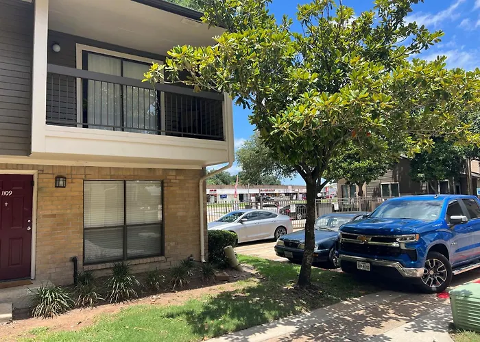 Beautiful 1-Bedroom Townhome With Nice Amenities